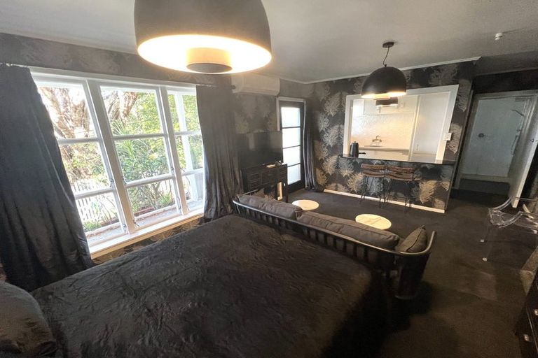 Photo of property in 35 Patanga Crescent, Thorndon, Wellington, 6011