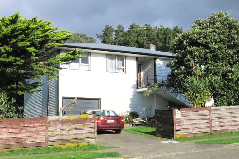 Photo of property in 28 Cardiff Crescent, Cannons Creek, Porirua, 5024