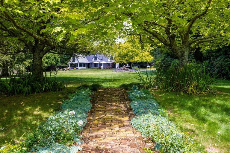 Photo of property in 48 Kairau Road West, Sentry Hill, New Plymouth, 4373