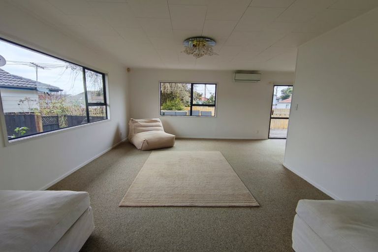 Photo of property in 47 Meadowood Drive, Unsworth Heights, Auckland, 0632