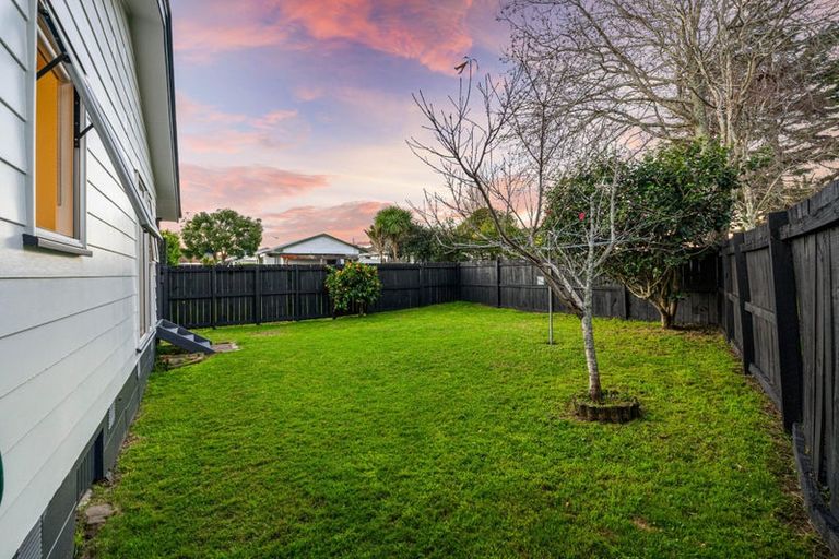 Photo of property in 92b Beach Road, Te Atatu Peninsula, Auckland, 0610