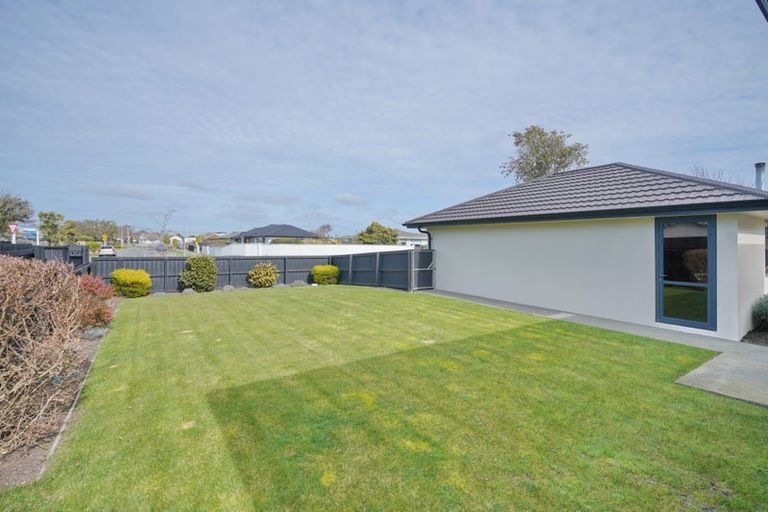 Photo of property in 14 Royal Park Drive, Parklands, Christchurch, 8083