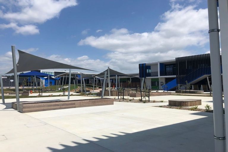 Photo of property in 12 Vogwill Road, Kumeu, 0810