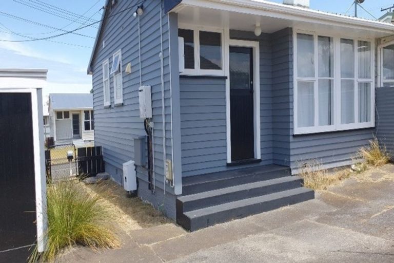 Photo of property in 2 Tiki Street, Castlecliff, Whanganui, 4501