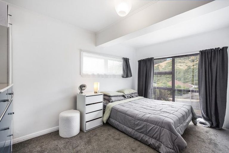 Photo of property in 32 Raroa Terrace, Tawa, Wellington, 5028