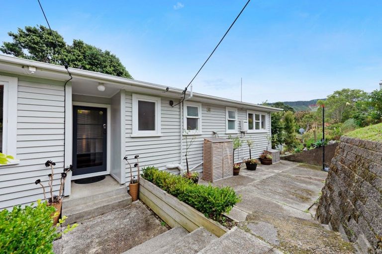 Photo of property in 10 Kereru Bend, Tawa, Wellington, 5028