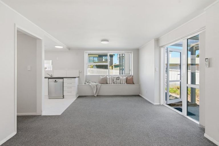 Photo of property in 1/862 East Coast Road, Northcross, Auckland, 0630