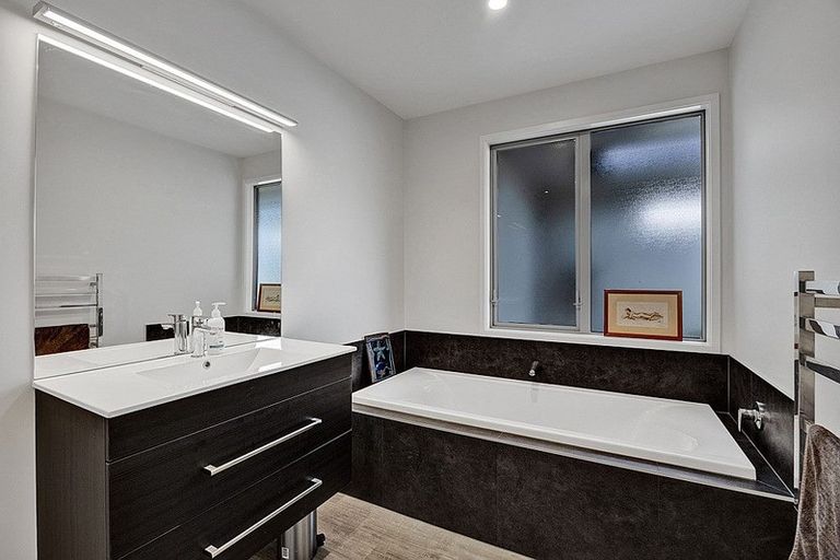 Photo of property in 184b Seaview Road, Westown, New Plymouth, 4310