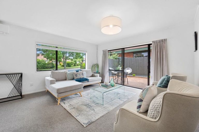 Photo of property in 2/98 Mirrabooka Avenue, Botany Downs, Auckland, 2010