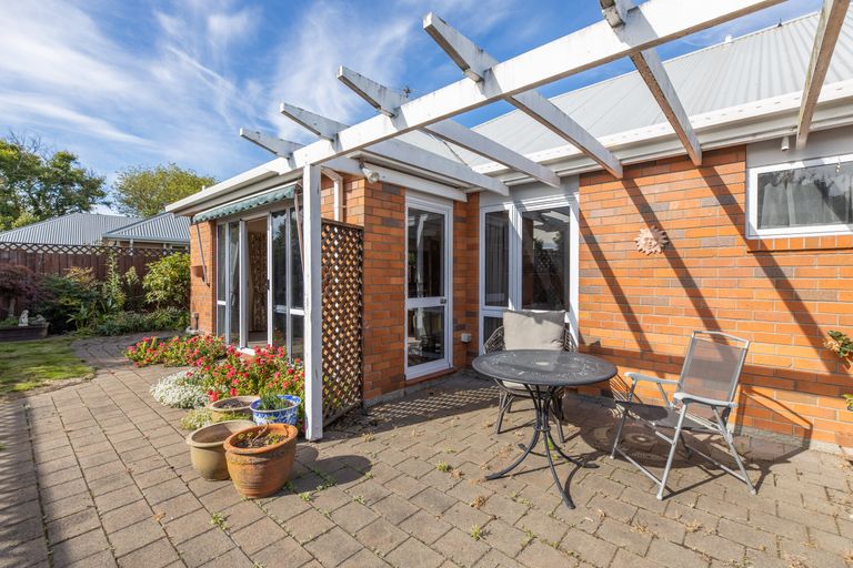 Photo of property in 2 Pentavon Lane, Avonhead, Christchurch, 8042