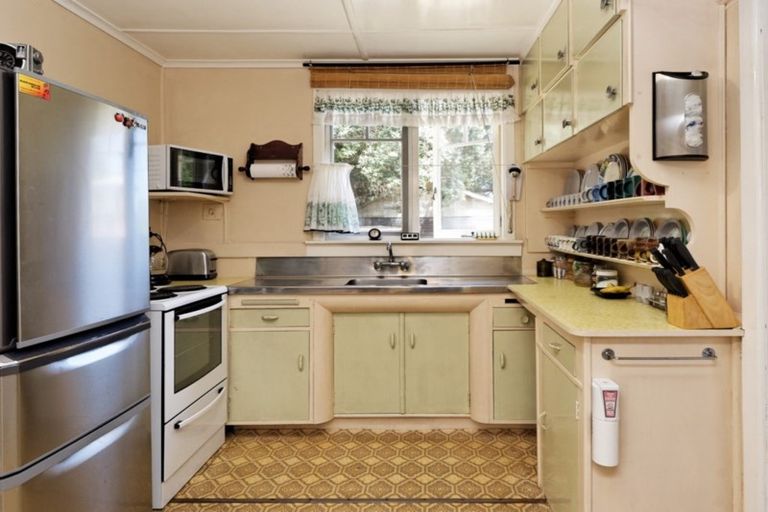 Photo of property in 112 Garden Road, Piha, New Lynn, 0772