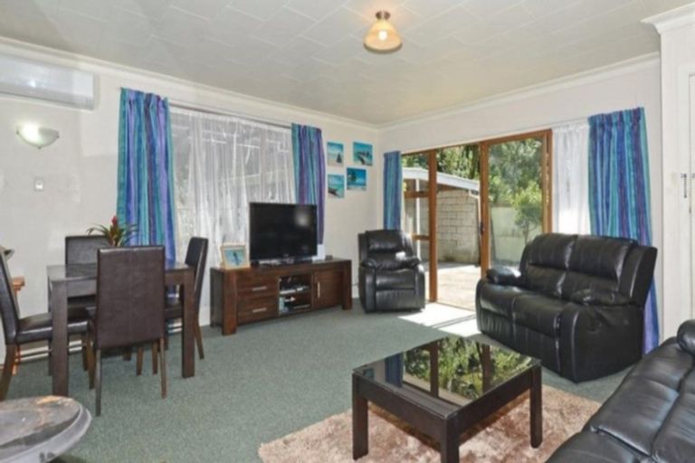 Photo of property in 2/110 Pinehaven Road, Pinehaven, Upper Hutt, 5019