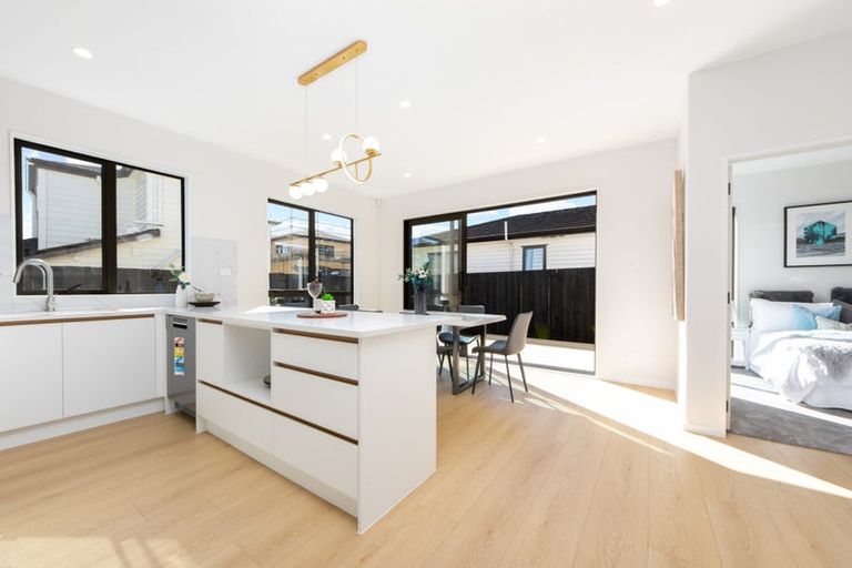 Photo of property in 3a Pendlebury Street, Green Bay, Auckland, 0604