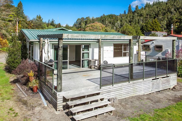 Photo of property in 33 Tombleson Road, Lake Rotoma, Rotorua, 3074