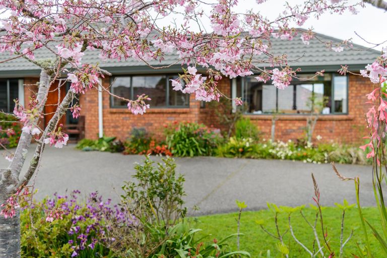 Photo of property in 31 Johnstone Drive, Fitzherbert, Palmerston North, 4410