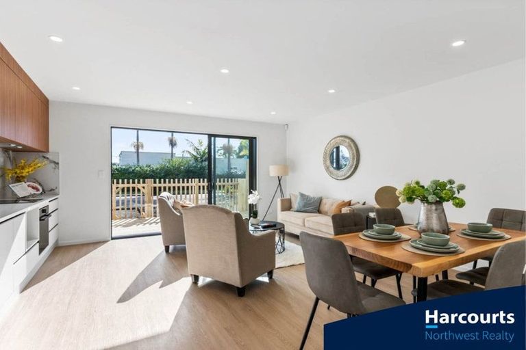 Photo of property in 5/18 Ranui Station Road, Ranui, Auckland, 0612