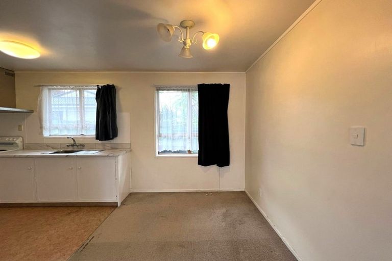 Photo of property in 2/43 Challen Close, Conifer Grove, Takanini, 2112