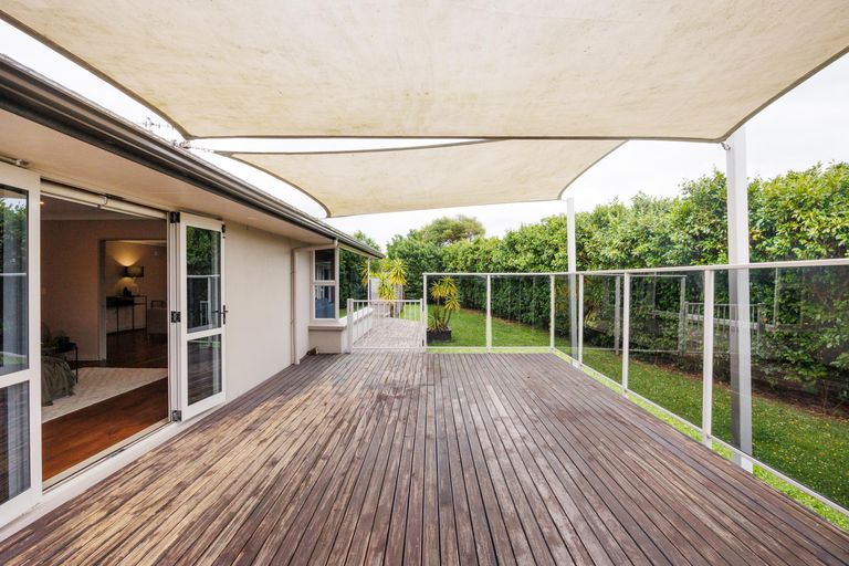 Photo of property in 27 Johnstone Drive, Fitzherbert, Palmerston North, 4410