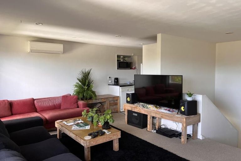 Photo of property in 1/93a Kelburn Parade, Kelburn, Wellington, 6012