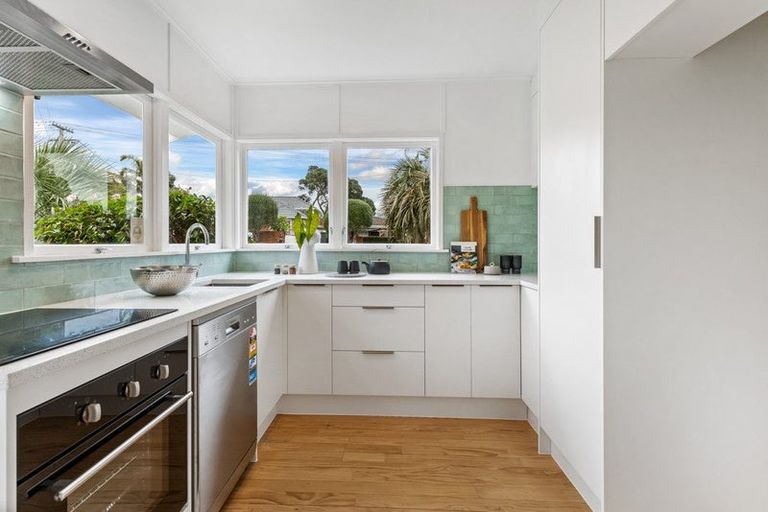 Photo of property in 1/14 Westwell Road, Belmont, Auckland, 0622