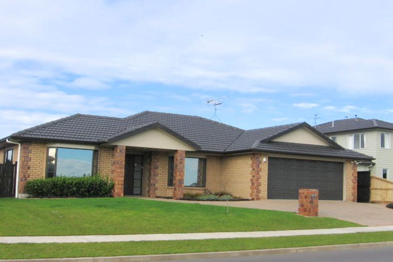 Photo of property in 3 Bronwylian Drive, Flat Bush, Auckland, 2016