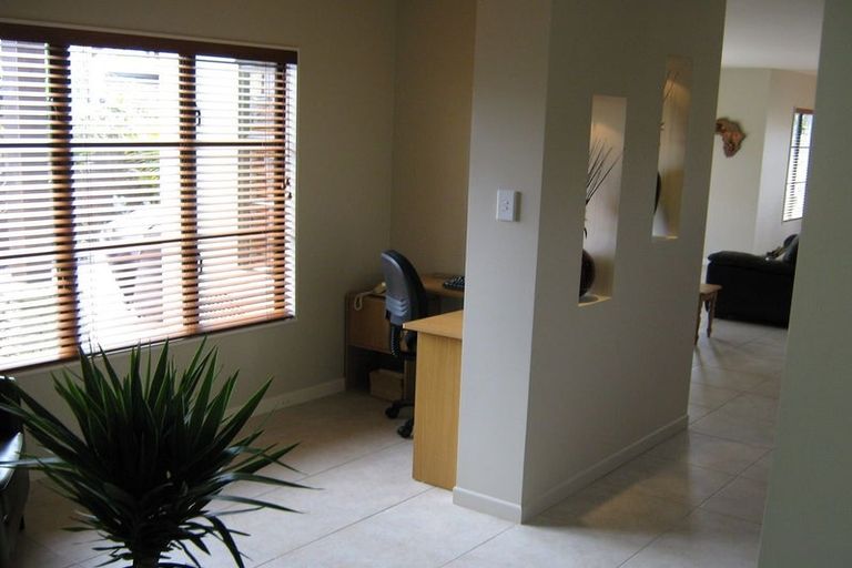 Photo of property in 2 Oakway Drive, Schnapper Rock, Auckland, 0632