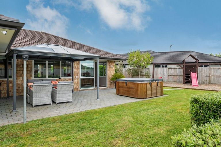 Photo of property in 8 Whitney Place, Rototuna North, Hamilton, 3210