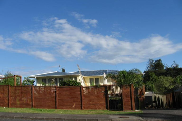 Photo of property in 42 Lantana Road, Green Bay, Auckland, 0604