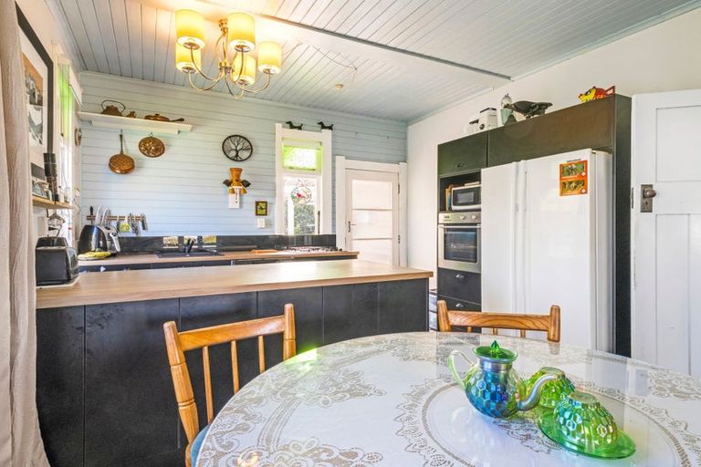 Photo of property in 11 Bear Street, Waverley, 4510