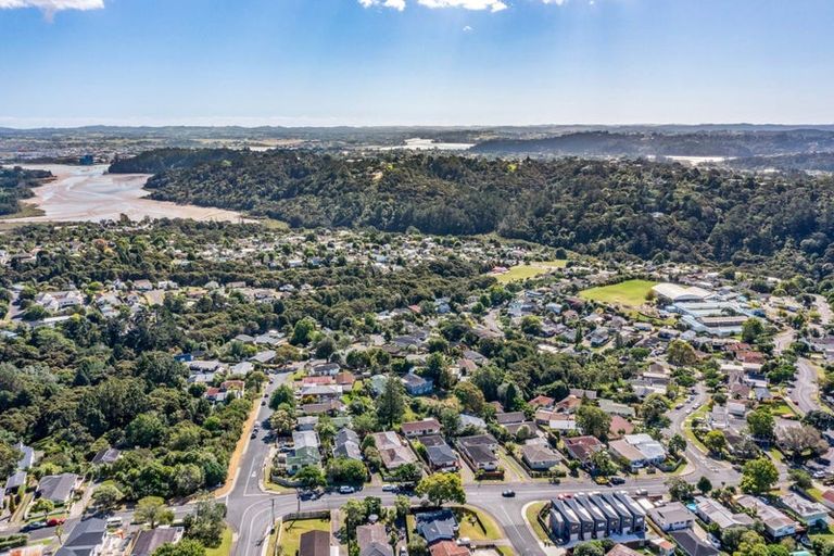 Photo of property in 3 Morriggia Place, Bayview, Auckland, 0629