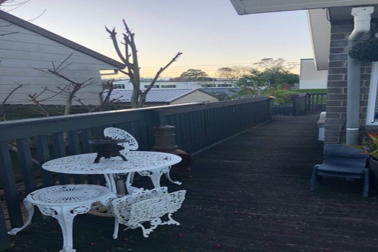 Photo of property in 25 Meadowvale Rise, Titirangi, Auckland, 0604