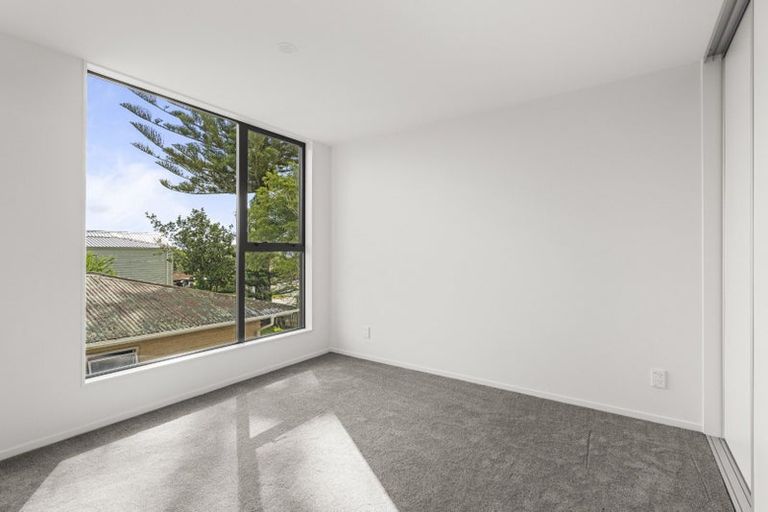 Photo of property in 4 Roberts Road, Matakatia, Whangaparaoa, 0930
