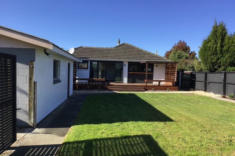 Photo of property in 8 Liverton Crescent, Bishopdale, Christchurch, 8053