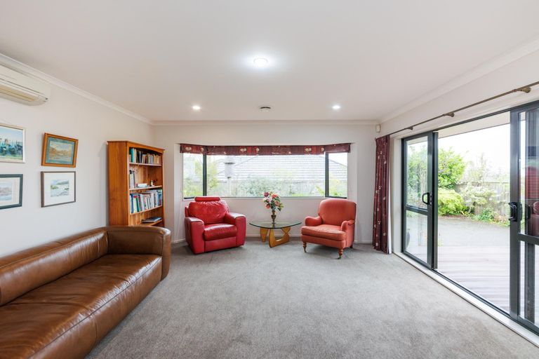 Photo of property in 31 Johnstone Drive, Fitzherbert, Palmerston North, 4410