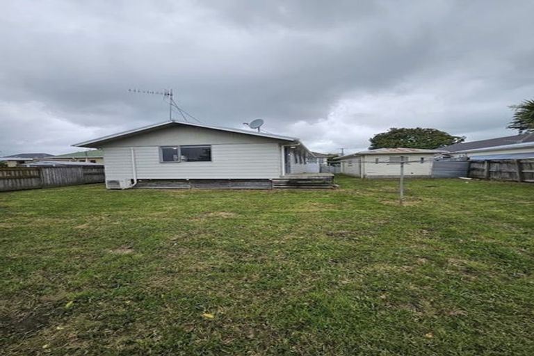 Photo of property in 71 Queenwood Road, Levin, 5510