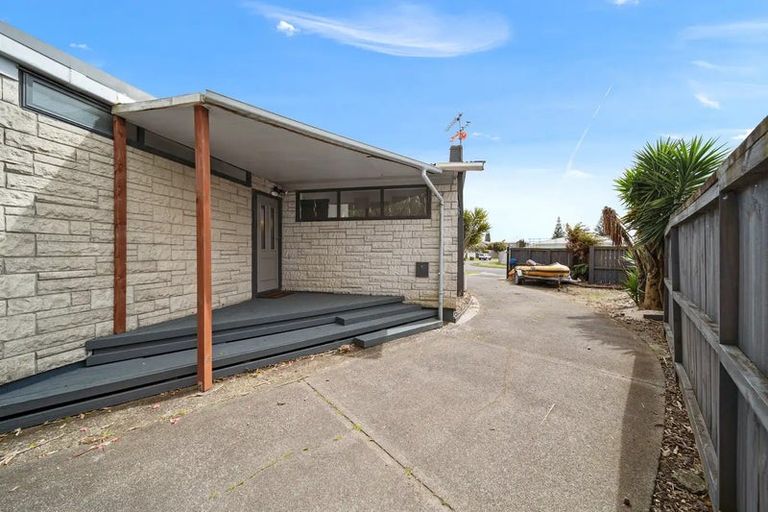 Photo of property in 13 Romney Place, Manurewa, Auckland, 2102