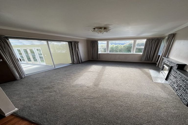 Photo of property in 21 Wakely Road, Newlands, Wellington, 6037