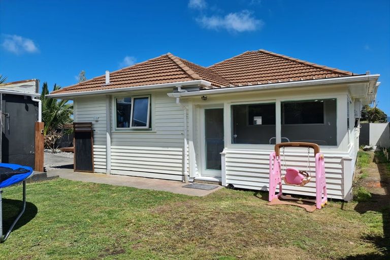 Photo of property in 1 Toru Road, Paraparaumu Beach, Paraparaumu, 5032