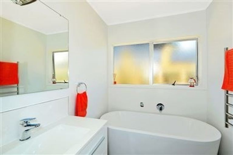 Photo of property in 1/14 Gillan Place, Bayview, Auckland, 0629