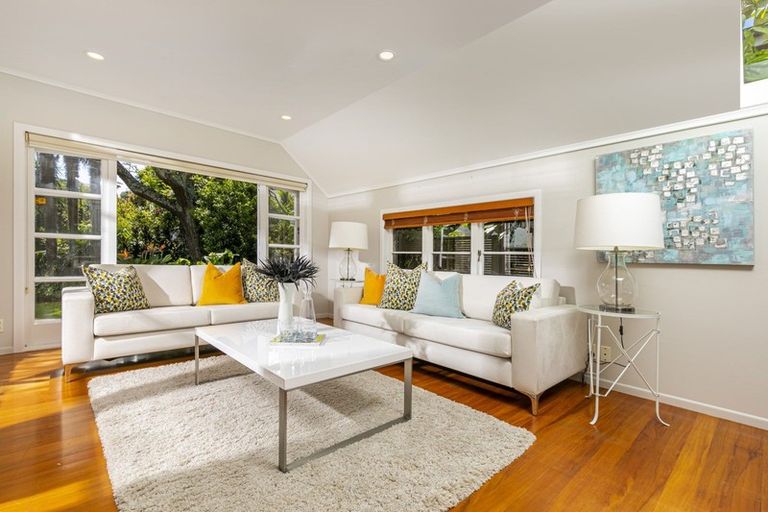 Photo of property in 8 Frieston Road, Milford, Auckland, 0620