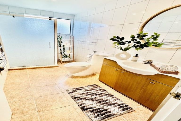 Photo of property in 11c Bamboo Grove, Kelston, Auckland, 0602