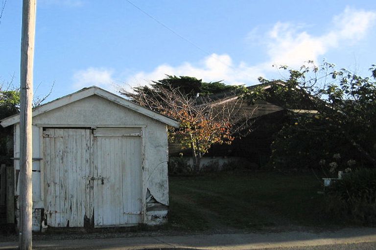 Photo of property in 32 Rauparaha Street, Waikanae Beach, Waikanae, 5036