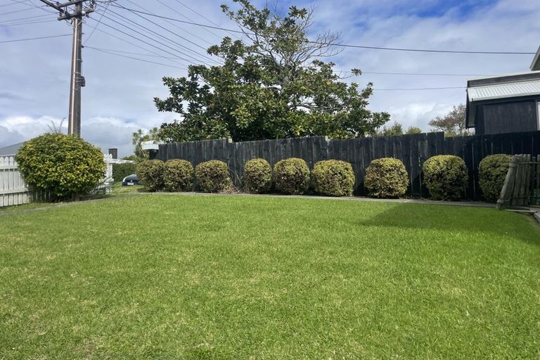Photo of property in 1/94-96 Verran Road, Birkdale, Auckland, 0626