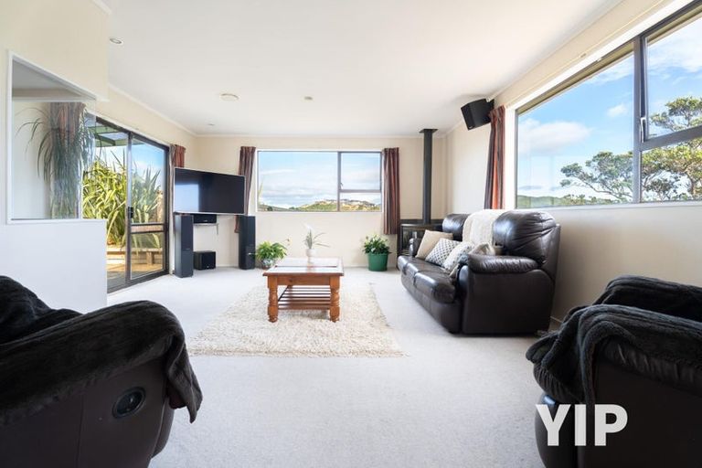 Photo of property in 20 Lyndfield Lane, Newlands, Wellington, 6037