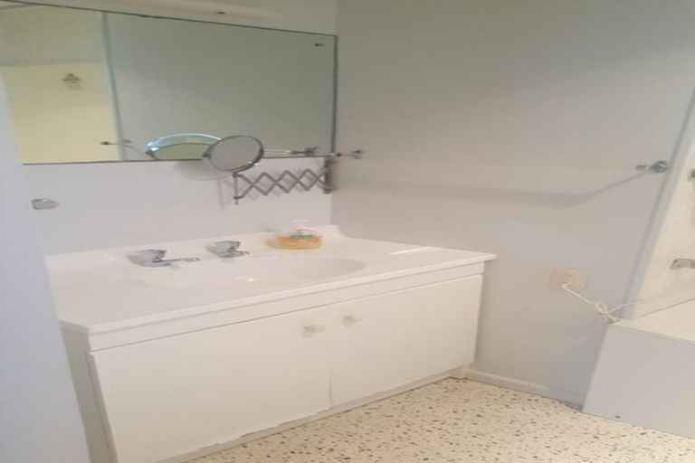 Photo of property in 48 Island Bay Road, Beach Haven, Auckland, 0626