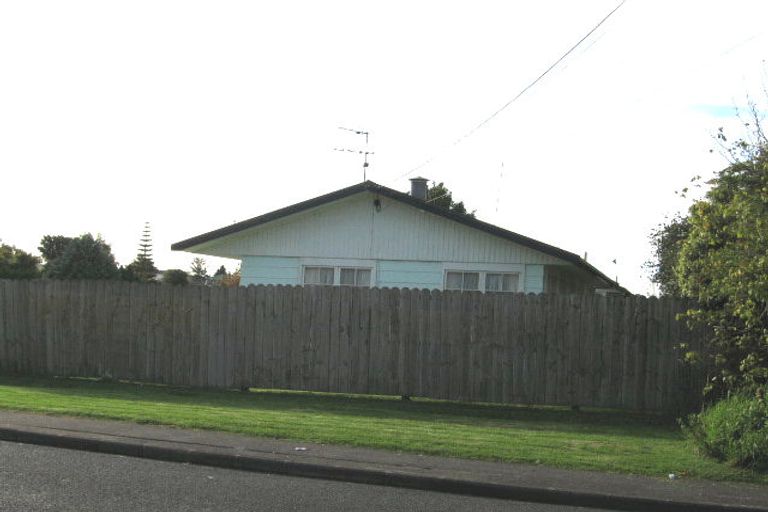 Photo of property in 2/1 Bayside Avenue, Te Atatu Peninsula, Auckland, 0610