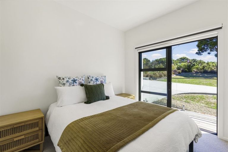 Photo of property in 1117a Whangaparaoa Road, Matakatia, Whangaparaoa, 0930