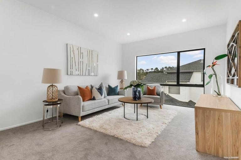 Photo of property in 10 Celestial Crescent, Orewa, 0931