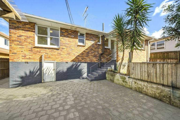 Photo of property in 194 Chivalry Road, Glenfield, Auckland, 0629