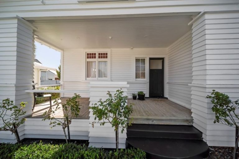 Photo of property in 25 Mount Edgcumbe Street, New Plymouth, 4310